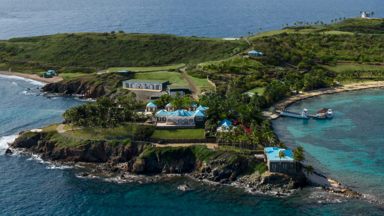 कुख्यात उद्योगपती आणि लैंगिक गुन्ह्यांचा आरोपी जेफ्री एपस्टीन याने संपूर्ण एका बेटालाच अय्याशी आणि लैंगिक शोषणाचे केंद्र बनवले होते हे वास्तव पुन्हा एकदा समोर आले आहे. अमेरिकेच्या व्हर्जिन आयलंड्समधील लिटिल सेंट जेम्स या खासगी बेटावर एपस्टीनने अनेक वर्षे अल्पवयीन मुलींचे लैंगिक शोषण केल्याचे गंभीर आरोप आहेत. 