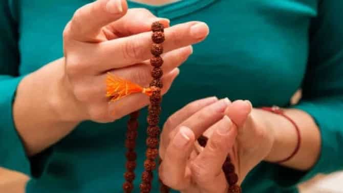 ध्यान करताना जपमाळ का महत्त्वाची असते? जाणून घ्या शास्त्र काय सांगतं?