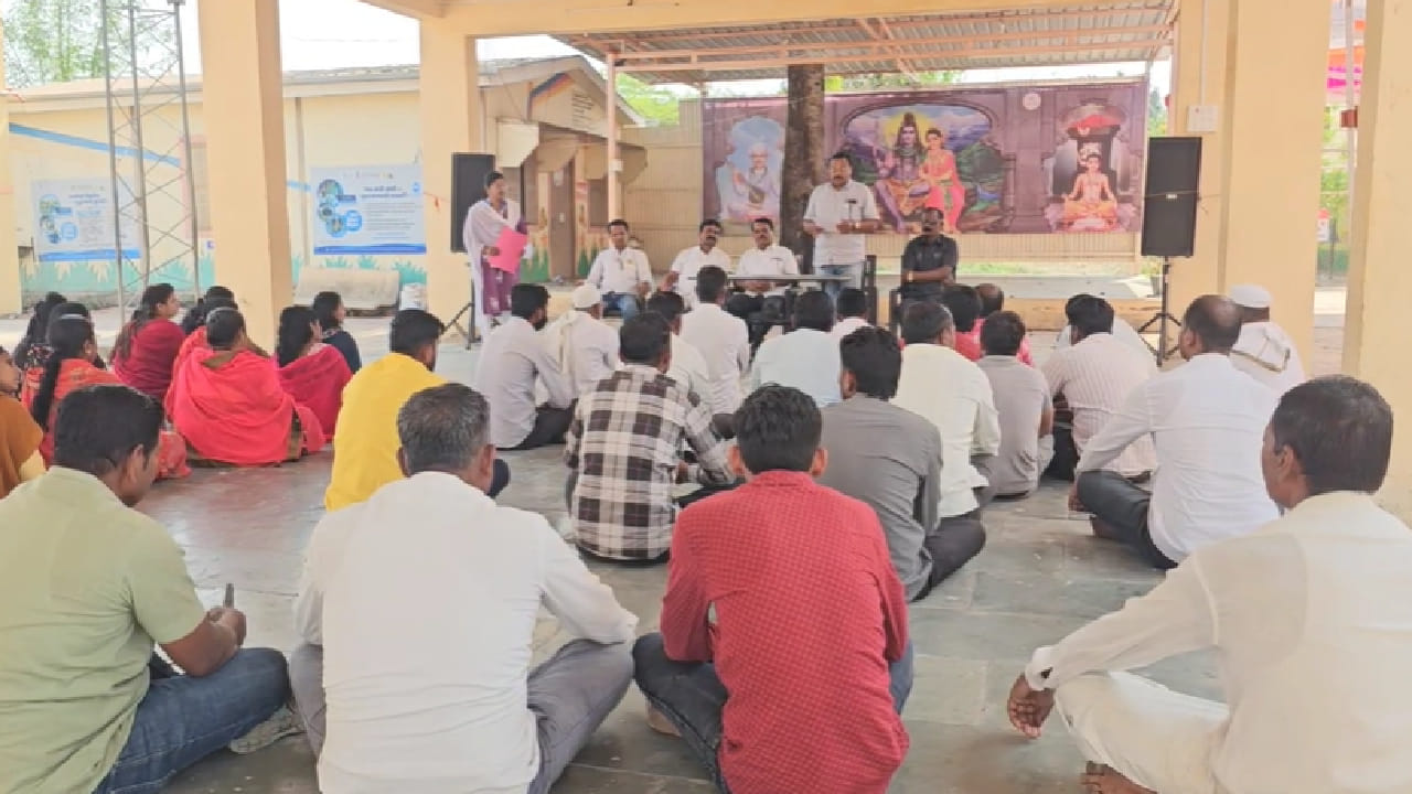 आता या गावाने सामाजिक समतेच्या दिशेने आणखी एक मोठं आणि ऐतिहासिक पाऊल टाकत ‘जातमुक्त गाव’ होण्याचा ठराव एकमुखी मंजूर केला आहे. सौंदाळा गावाच्या ग्रामसभेत सरपंच शरद आरगडे यांनी जात हद्दपार करण्याचा, म्हणजेच जातमुक्त गावाचा ठराव मांडला. यावेळी उपस्थित ग्रामस्थांनी कोणताही विरोध न करता या ठरावाला संपूर्ण पाठिंबा दिला. 