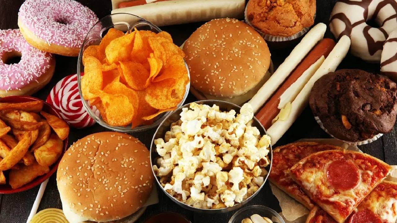 जंक फूडचा पचनसंस्थेवरही हानिकारक परिणाम होतो. फायबर आणि तळलेले पदार्थ सतत खाल्ल्याने पोटासंदर्भात आजार निर्माण होऊ शकतात. जे धोकादायक आहे. 