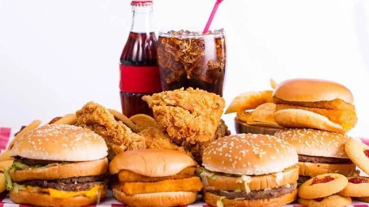 जर तुम्ही सतत जंक फूडचे सेवन केले तर अगदी लहान वयातच तुम्हाला हृदयरोगचा आजार होऊ शकतो. त्यामुळे जंक फूड खाणे बंद करा आणि निरोगी राहा. 