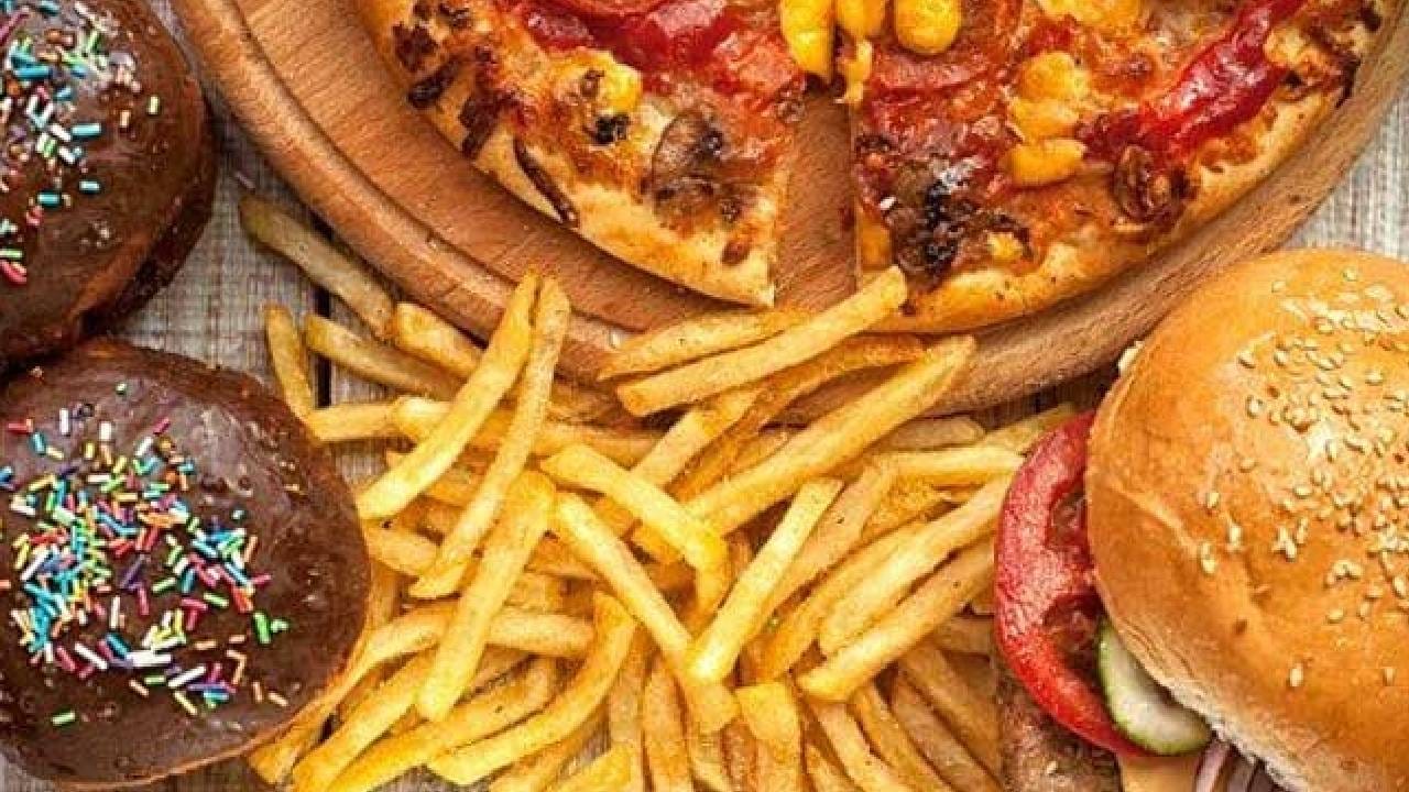  जंक फूडमध्ये जास्त मीठ वाईट कोलेस्ट्रॉल वाढवते आणि चांगले कोलेस्ट्रॉल कमी करते. यामुळे उच्च रक्तदाब, हृदयात अडथळा आणि हृदयविकाराचा धोका वाढतो.