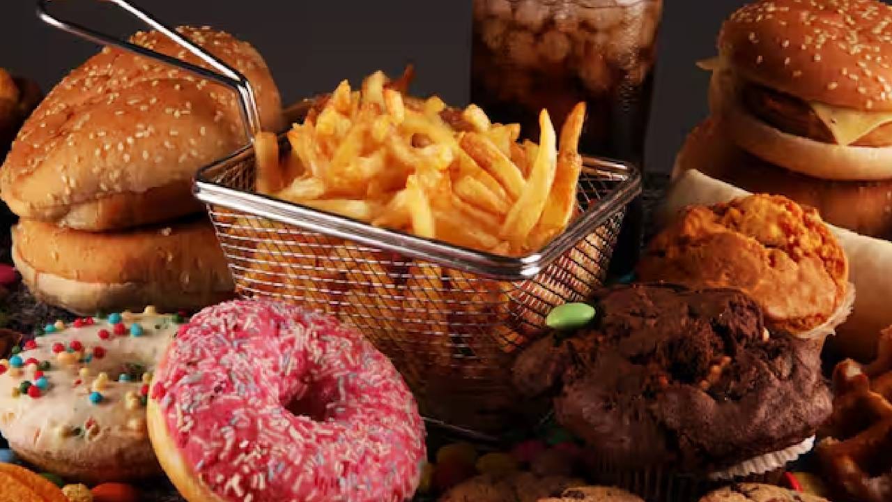 तज्ज्ञांच्या मते कधीतरी जंक फूड खाणे ठीक आहे, पण जर तुम्ही सतत जंक फूड खात असाल तर ते नक्कीच तुमच्या आरोग्यासाठी धोकादायक आहे. 