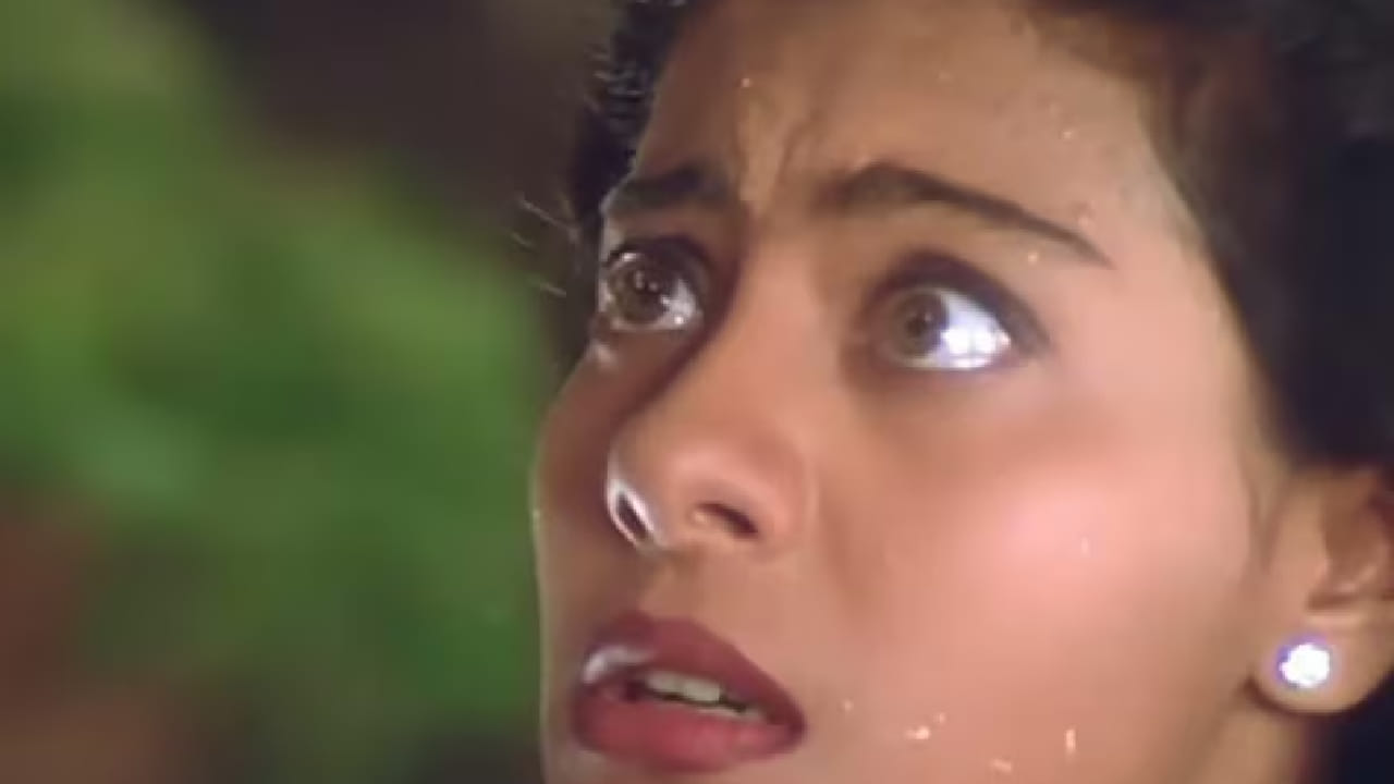 या चित्रपटात संजय दत्तने सैन्यातील अधिकाऱ्याची भूमिका साकारली, जो नायिकेला मदत करतो. मात्र त्याचा स्टारडम चित्रपटाला हिट ठरवू शकला नाही. प्रदर्शनावेळी चित्रपटाला समीक्षकांकडून सकारात्मक प्रतिक्रिया मिळाल्या. मात्र त्याच काळात कुछ कुछ होता है आणि घातक यांसारखे चित्रपट लोकप्रिय होत होते, त्यामुळे ‘दुश्मन’ ला यश मिळाले नाही.