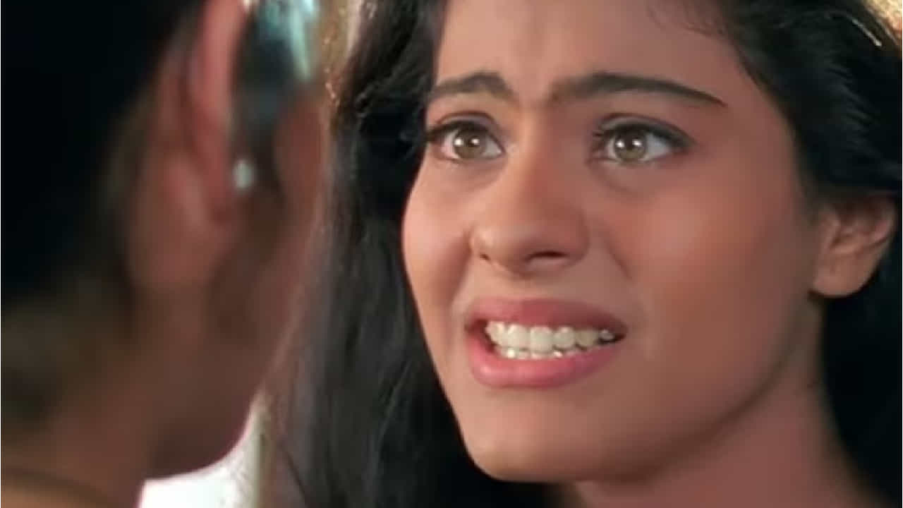 1998 साली प्रदर्शित झालेला 'दुश्मन' हा चित्रपट बॉक्स ऑफिसवर गाजला नाही. मात्र प्रेक्षकांच्या मनावर खोल ठसा उमटवून गेला. विशेषतः काजोलच्या दमदार आणि तीव्र अभिनयामुळे हा चित्रपट आजही प्रेक्षकांच्या लक्षात आहे. थिएटरमध्ये घुमणाऱ्या तिच्या किंकाळ्या आणि डोळ्यांतील सूडाची ज्वाला प्रेक्षकांना अक्षरशः हादरवून सोडत होती.