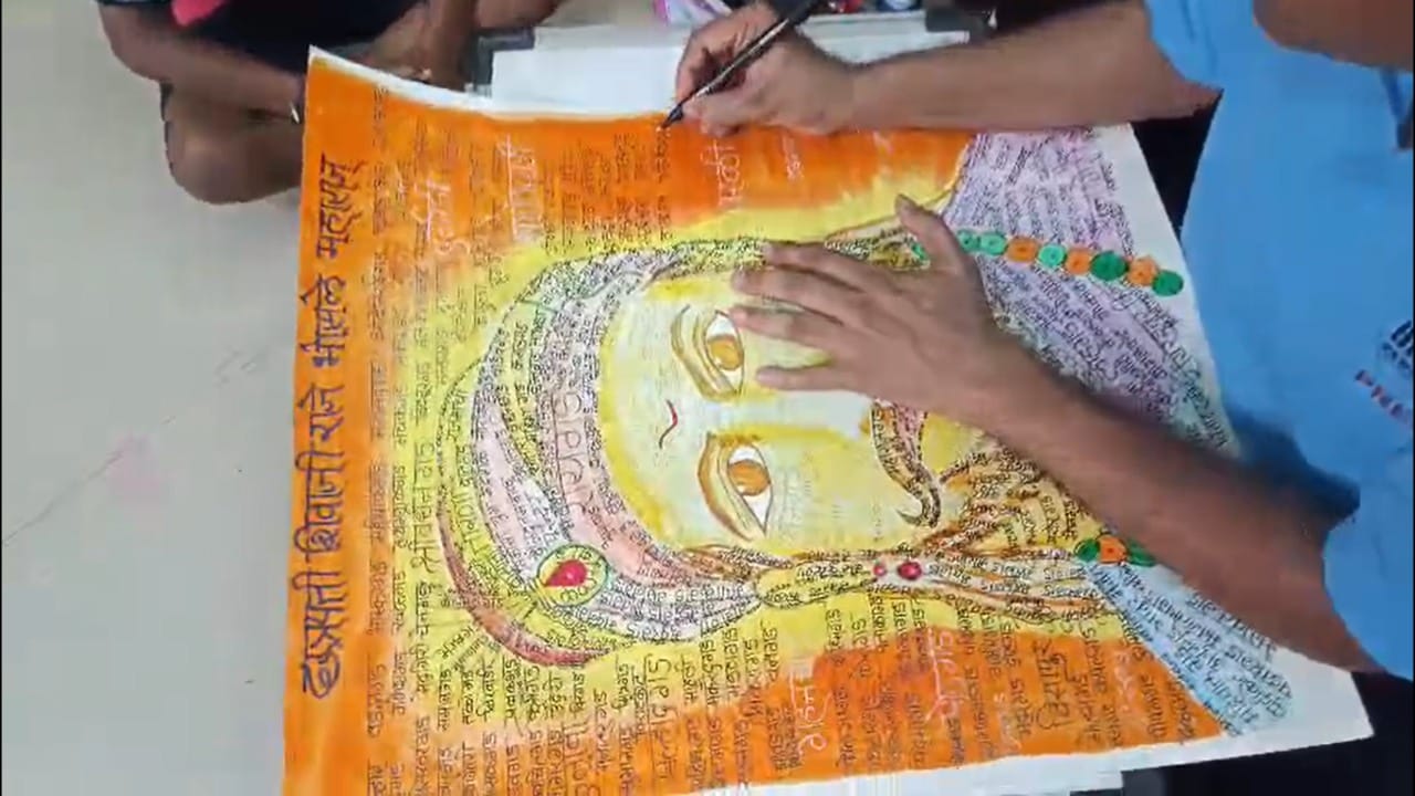 मात्र ४२२ किल्ल्यांच्या नावांतून साकारलेले हे पोर्ट्रेट त्यांच्या कारकिर्दीतील एक मैलाचा दगड मानले जात आहे. ही कलाकृती केवळ एक चित्र नसून तो राष्ट्रप्रेरणेचा एक प्रभावी दस्तऐवज ठरला आहे.