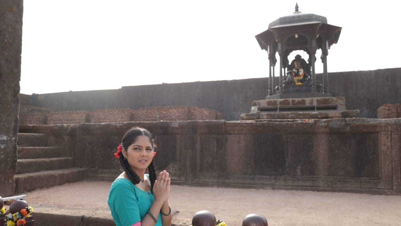 या सहलीदरम्यान रायगडावरील प्रत्येक ऐतिहासिक स्थळाचं महत्त्व सविस्तरपणे समजावून सांगण्यात आलं. छत्रपती शिवाजी महाराजांनी रायगडाची राजधानी म्हणून केलेली निवड, 1674 साली पार पडलेला राज्याभिषेक सोहळा, गडाची भौगोलिक रचना आणि मजबूत संरक्षण व्यवस्था याविषयी विद्यार्थ्यांना माहिती देण्यात आली. या प्रवासातून श्रमदान, सहकार्य आणि शिस्त यांचं मोल ठळकपणे अधोरेखित झालं.