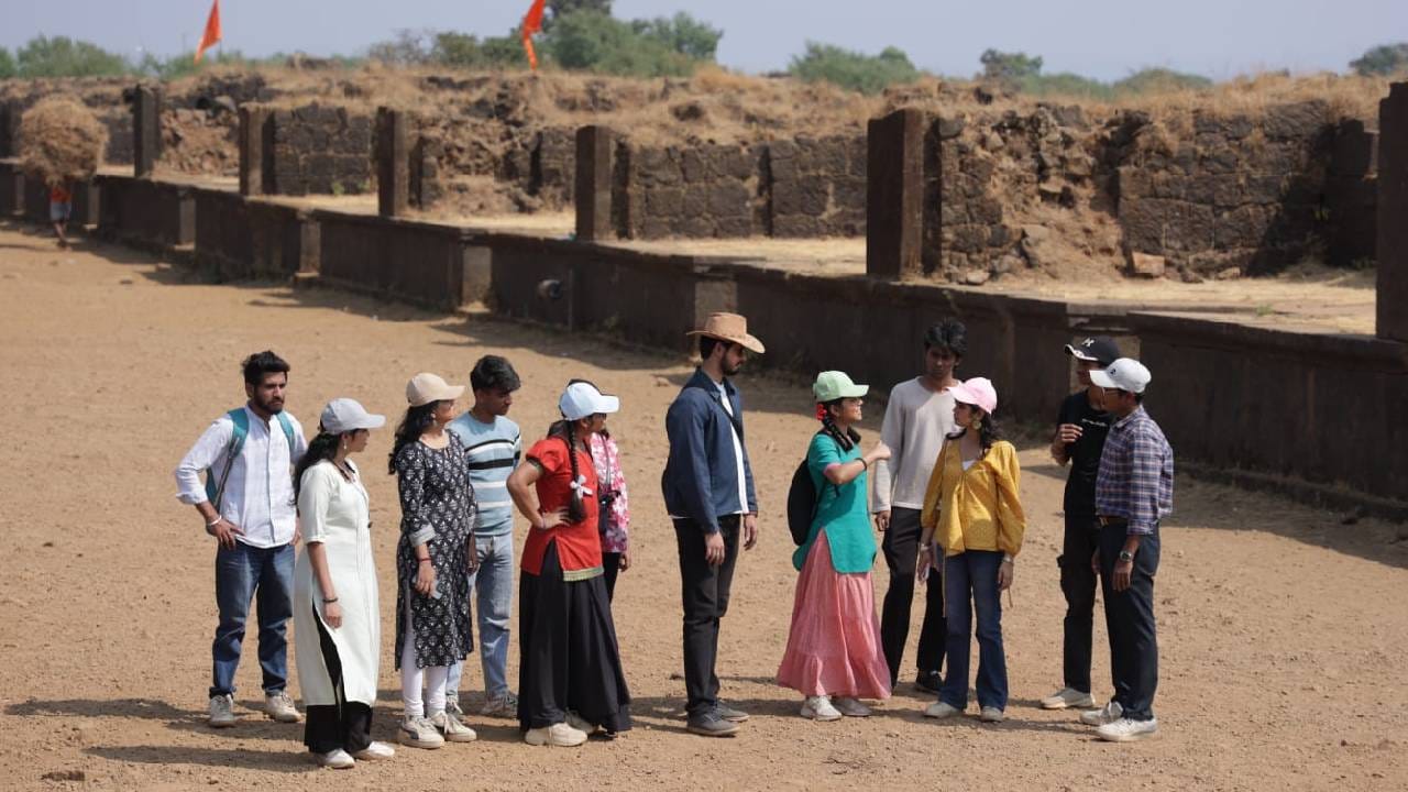 "किल्ल्यावर आम्हाला लोकांचा प्रतिसाद प्रत्यक्ष अनुभवायला मिळाला, विशेषतः लहान मुलांमध्ये. आपल्या मालिकेचा प्रभाव लोकांवर आणि लहान मुलांवर किती सुंदर संस्कार करत आहे, हे पाहून खूप समाधान वाटलं. त्या दिवशी अनेक शाळांच्या सहली आल्या होत्या. त्यांना ‘कमळी’ मालिका खूप आवडते आणि मालिकेत ज्या पद्धतीने महाराजांचे विचार मांडले जातात, तेही त्यांना भावतात असं त्यांनी व्यक्त केलं," असा अनुभव विजयाने सांगितला.