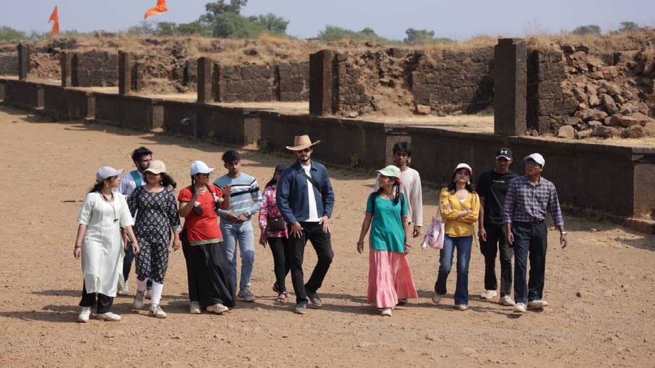 कमळीने महाविद्यालयीन विद्यार्थ्यांसाठी 'किल्ले रायगडावर' अभ्यास सहलीच आयोजन केलं आहे. ही केवळ सहल न राहता स्वराज्याच्या विचारांशी पुन्हा एकदा जोडणारी जागृती मोहीम ठरणार आहे. कॉलेजचे विद्यार्थी कमळीच्या पुढाकारातून राबवण्यात आलेल्या या उपक्रमाचा उद्देश गडदर्शनापुरता मर्यादित न ठेवता इतिहास समजून घेणं, जबाबदारीची जाणीव निर्माण करणं आणि तरुणाईला सकारात्मक दिशेनं प्रेरित करणं या दृष्टीने बघत आहेत.