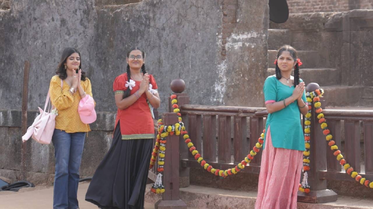 "रायगडावर शूट करताना खूप आनंद झाला. तिथे अनेक गोष्टी प्रत्यक्ष पाहायला आणि शिकायला मिळाल्या. आम्ही सतत एकाच विचारात होतो, ज्या वास्तूंवर एकेकाळी महाराज वावरले असतील, त्याच वास्तूंवर आज आपण वावरतो आहोत, याहून मोठी आणि अभिमानाची गोष्ट आमच्यासाठी दुसरी नव्हती. ‘कमळी’ ही रायगडावर शूट करणारी पहिली मालिका आहे," असं तिने पुढे सांगितलं.