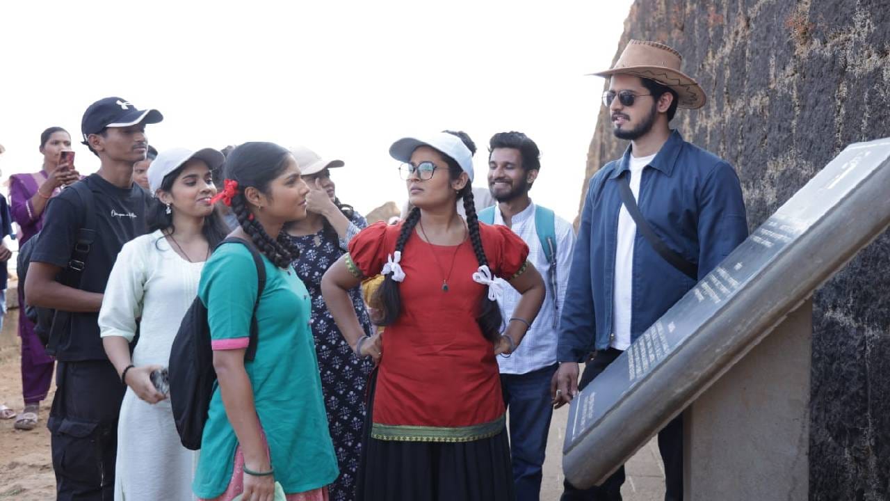 या अभ्यास सहलीचा एक महत्त्वाचा टप्पा म्हणजे गडसंवर्धन आणि स्वच्छतेसाठी करण्यात आलेलं श्रमदान. विद्यार्थ्यांनी गडावरील कचरा गोळा करणं, पाण्याच्या साठ्यांची स्वच्छता करणं आणि परिसर स्वच्छ ठेवण्याची शपथ घेतली. “गडकिल्ले ही आपली जबाबदारी आहे” हा संदेश या कृतीतून देण्यात आला. आधुनिक सुविधा नसतानाही छत्रपती शिवाजी महाराजांनी स्वराज्याचं स्वप्न साकारलं, ही जाणीव विद्यार्थ्यांच्या मनात अधिक ठामपणे रुजली.