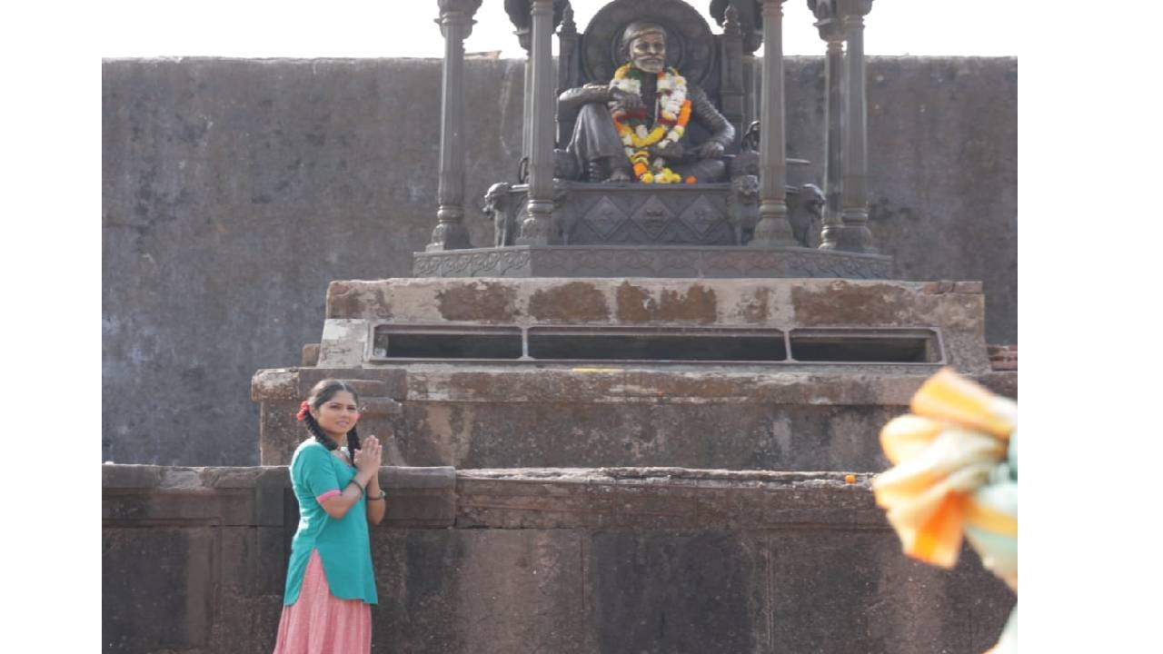 छत्रपती शिवाजी महाराजांच्या जयंतीचं औचित्य साधत रायगड इथं आयोजित करण्यात आलेल्या अभ्यास सहलीतून इतिहास, मूल्ये आणि सामाजिक भान यांचा प्रभावी संगम ‘कमळी’ या मालिकेतून प्रेक्षकांना अनुभवता येणार आहे. या निमित्ताने मालिकाविश्वात प्रथमच एखाद्या मालिकेचं शूटिंग गड-किल्ल्यावर होत आहे.