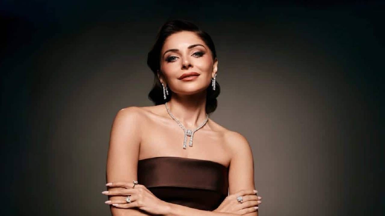 घटस्फोटानंतर आता वयाच्या 43 व्या वर्षी तिने दुसरं लग्न केलं आहे. कनिका कपूरने 'बेबी डॉल', 'लव्हली', 'चिट्टियां कलाइयां' यांसारखी हिट गाणी गायली आहेत. कनिकाने 1988 मध्ये वयाच्या 18 व्या वर्षी राज चंद्रलोकशी पहिलं लग्न केलं होतं. 
