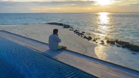 5 सिनेमे, 3 लग्न, 2 घटस्फोट..; आता 200 कोटींचा मालक.