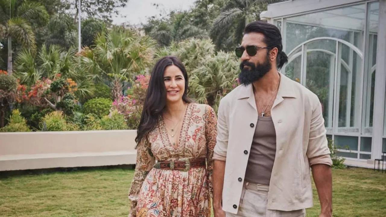 जर, तुम्ही तुमच्या पार्टनरसाठी कुठलं सरप्राइज प्लान केलं असेल, तर तिथपर्यंत घेऊन जातानाचा फोटो तु्म्ही क्लिक करु शकता. या फोटोत विक्कीने कटरिनाचा हात हातात घेतलाय. दोघांच्या चेहऱ्यावर हास्य असून ते चालताना दिसतायत. हा फोटो क्यूट आणि रोमँटिक दोन्ही टच देतो.  (Credit:katrinakaif/Instagram)