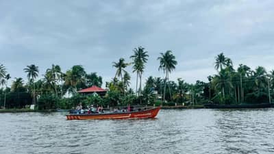 केरळला फिरायला जाताय, तर मग या खास ठिकाणांना भेट द्याच