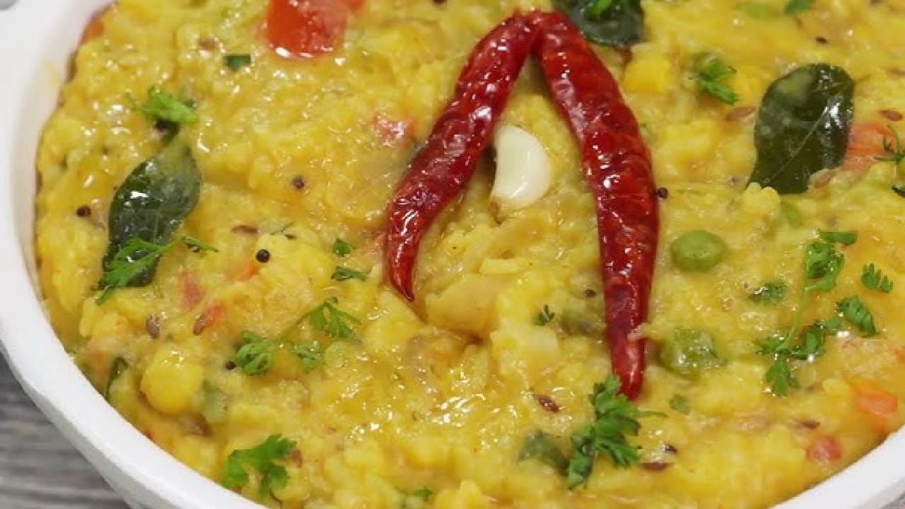 मूगडाळीची खिचडी वजन कमी करण्यासाठी फायदेशीर ठरते. या खिचडीमध्ये मोठ्या प्रमाणात प्रोटीन असते. प्रोटीनमुळे वजन कमी होण्यास मदत होते.