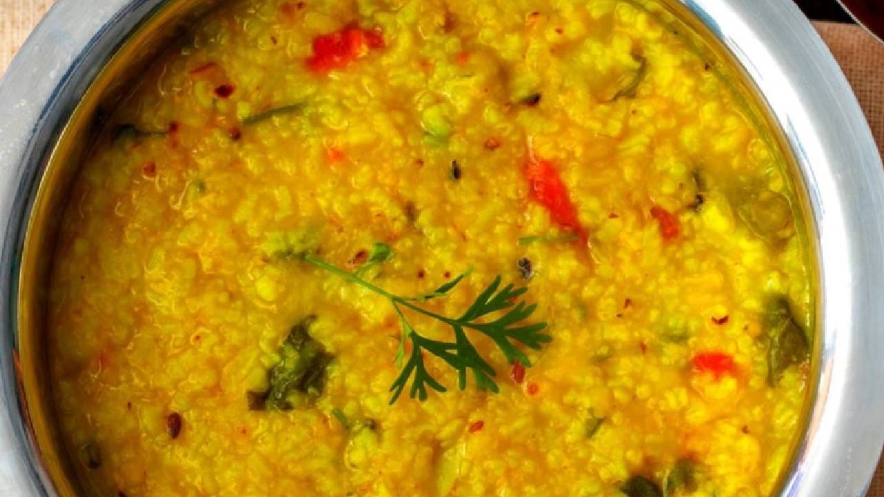 जर वाढलेल्या वजनामुळे तुम्ही त्रस्त असाल तर सर्वात महत्वाचे ठरते दुपारचे जेवण. वजन कमी करण्यासाठी दुपारच्या जेवणात खिचडीचा समावेश करा.