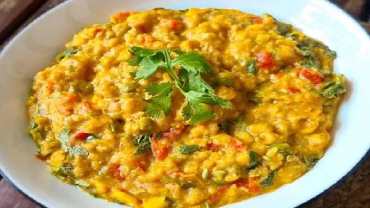 विशेष म्हणजे घरी तुम्ही अत्यंत कमी वेळात ही मूगडाळीची खिचडी बनू शकता. तांदळापेक्षा अधिक मूगडाळ या खिचडीमध्ये टाका, जी फायदेशीर ठरते.