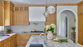 शिळी पोळी ठरू शकते घरावरचं संकट, किचनमध्ये कधीच ठेवू नका या वस्तू!.