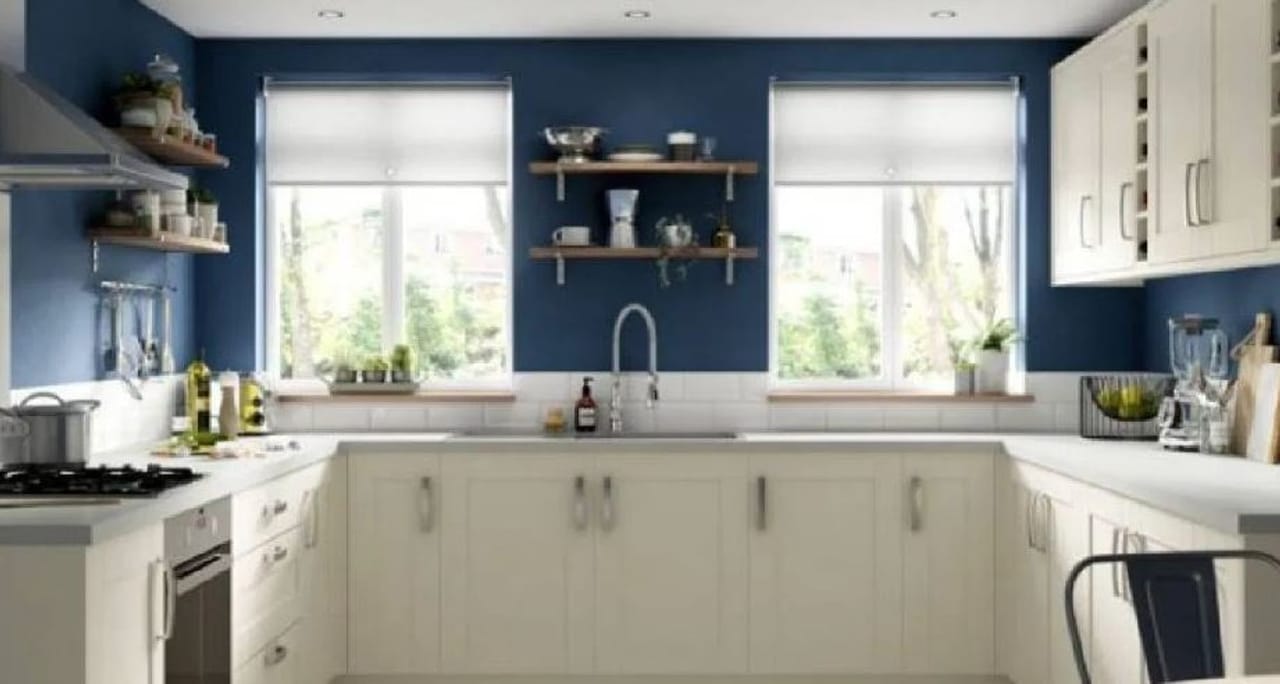 वास्तूशास्त्राच्या नियमाप्रमाणे घरातील सदस्यांना किचनमधून सकारात्मक उर्जा मिळत असते. किचन म्हणजे अन्नपूर्ण देवीचे स्थान आहे, असे मानले जाते. त्यामुळेच किचन नेहमी साफ आणि स्वच्छ ठेवायला हवे, असे सांगितले जाते.