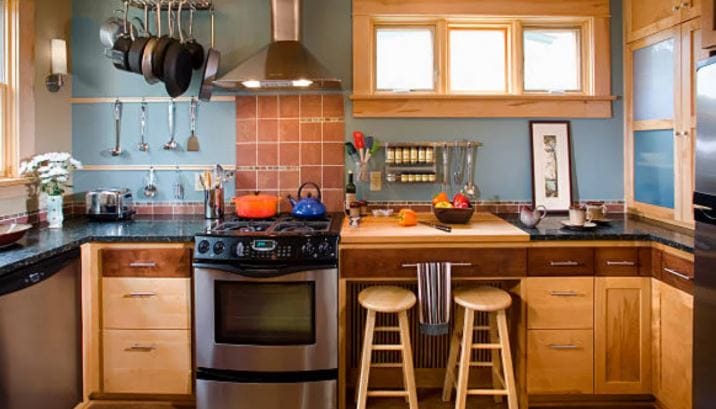 वास्तूशास्त्राच्या नियमानुसार किचनमध्ये शिळी पोळी तसेच अन्य तीन वस्तू ठेवणे हे फारच वाईट समजले जाते. या वस्तू किचनमध्ये ठेवल्यास अन्नपूर्ण देवी नाराज होते, असे म्हटले जाते. अन्नपूर्णा देवीच नाराज झाल्याने घरातील सुख, शांती, समृद्धीला घरघर लागते, असे सांगितले जाते. 