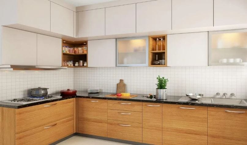 किचनमध्ये शिळी पोळी यासोबतच तुटलेले आणि फुटलेले भांडे ठेवू नये. तुटलेले आणि फुटलेले भांडे किचनची शोभा घालवतात. यामुळे घरात आर्थिक चणचण निर्माण होऊ शकते. त्यामुळेच किचनमध्ये तुटलेले भांडे असतील तर ते लगेच फेकून द्यावेत. असे केले तर किचनमध्ये आणि घरात पुन्हा सकारात्मक उर्जा येण्यास मदत होते.