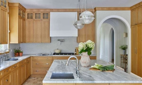 किचनमध्ये खराब झालेला, जंग लागलेला चाकू, कात्री अशी कोणतीही धारदार वस्तू ठेवू नये. किचनमध्ये अशा गंज लागलेल्या धारदार वस्तू ठेवल्यास कुटुंबात अडचणी निर्माण होतात. किचनमध्ये फक्त साफ आणि स्वस्त वस्तू, उपकरणं ठेवायला हवीत, असे वास्तूशास्त्रात सांगितले जाते.