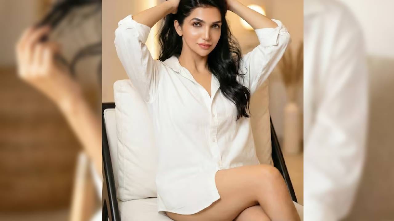 कृति वर्मा सध्या 'Engaged 2' या डेटिंग रियालिटी शोमध्ये (एल्विश यादव आणि जिया शंकर यांच्या शोमध्ये) भाग घेत आहे. हे शो JioHotstar आणि JioHotstar Sparks वर स्ट्रीम होत आहे. शोमध्ये ती आपल्या भावनिक बाजूनेही चर्चेत आली आहे. एकदा ती फसवणूक आणि ब्रेकअपच्या वेदनेबद्दल बोलताना भावूक झाली, ज्याने प्रेक्षकांच्या मनात घर केलं.