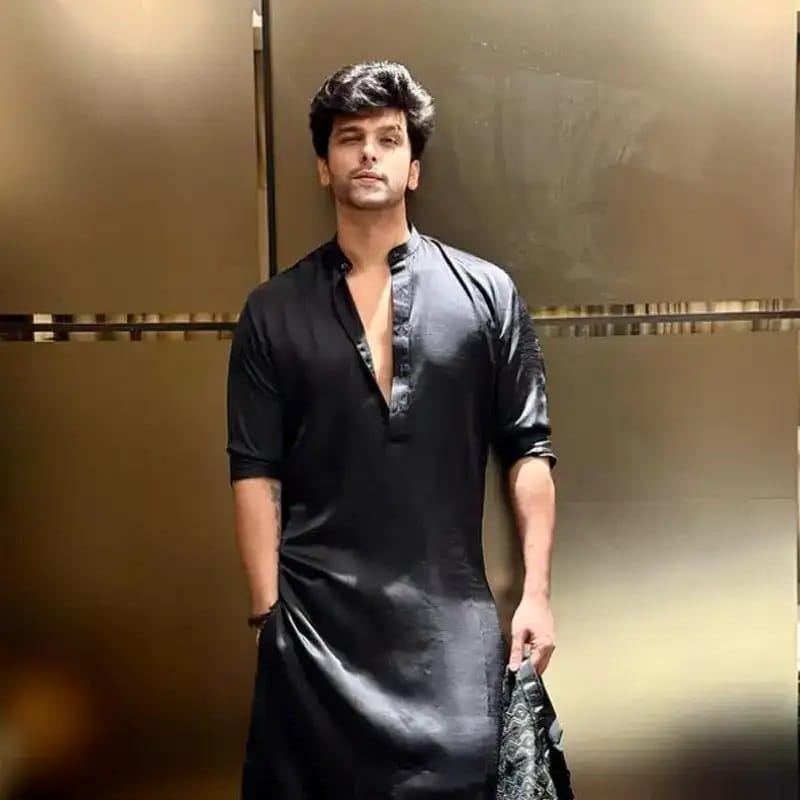  कुशल टंडन: मृणाल ठाकूर हिचं प्रसिद्ध टीव्ही अभिनेता कुशल टंडनसोबत देखील प्रेमसंबंध असल्याच्या चर्चा रंगल्या होत्या. तथापि, मृणालने या अफवांवर कधीही मौन सोडले नाही.