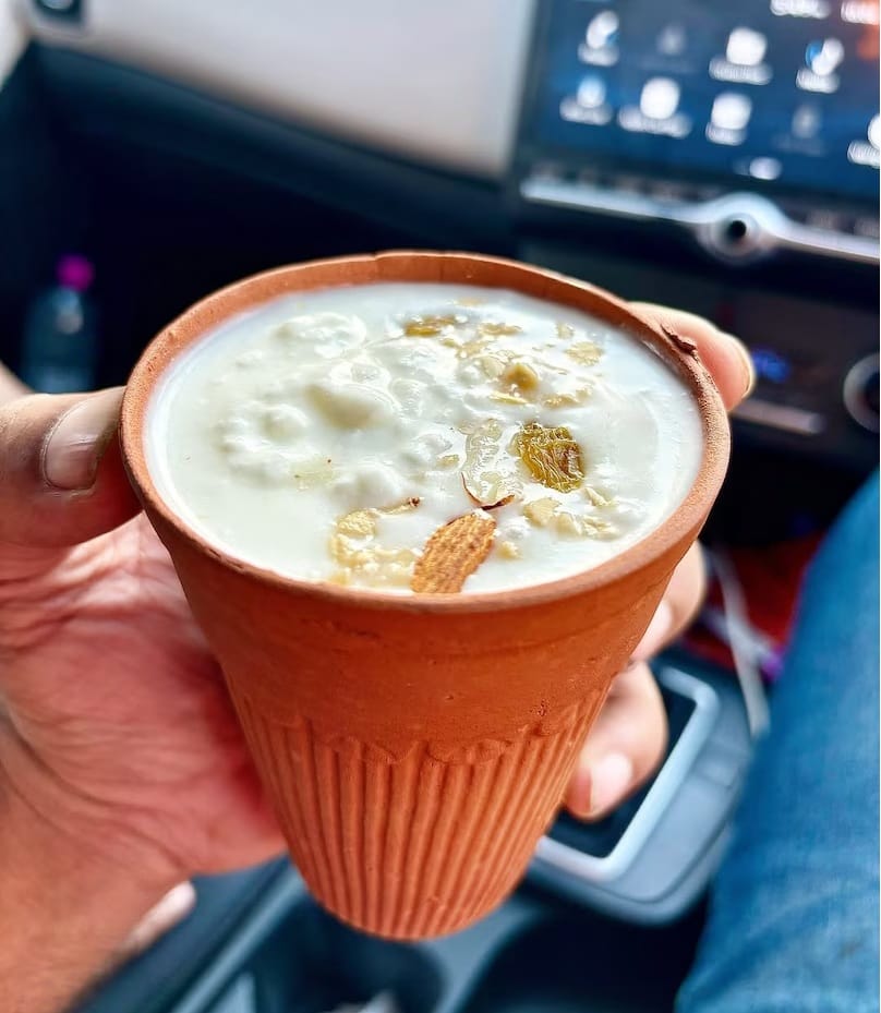  लस्सी (पंजाब, हरियाणा): लस्सी दह्यापासून तयार होते. यात काही मसाले आणि फळे वा गुलाब जल टाकले जाते. हे एक रिफ्रेशिंग आणि कुलिंग ड्रिंक आहे. उत्तर भारत आणि पंजाबात लस्सी सर्व्ह केली जाते, जी रिफ्रेशमेंट आणि न्यूट्रिशन दोन्ही असते. 