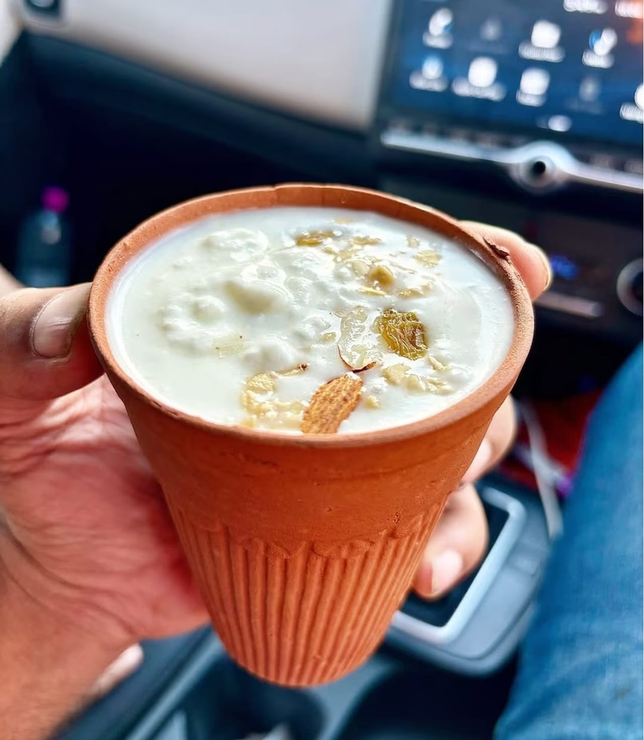  लस्सी (पंजाब, हरियाणा): लस्सी दह्यापासून तयार होते. यात काही मसाले आणि फळे वा गुलाब जल टाकले जाते. हे एक रिफ्रेशिंग आणि कुलिंग ड्रिंक आहे. उत्तर भारत आणि पंजाबात लस्सी सर्व्ह केली जाते, जी रिफ्रेशमेंट आणि न्यूट्रिशन दोन्ही असते. 