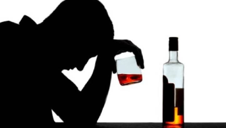 आजकाल मद्यपान करणाऱ्यांचे प्रमाण खूपच वाढले आहे. अनेकजण तर आवडीने मद्यप्राशन करतात. मित्रांसोबत पार्टीला गेलं की अनेकदा लोक प्रामाणापेक्षा दारु पितात. काही लोक मात्र मी फक्त एकच पेग पिलो, असं सांगून मद्यपींच्या गटातून स्वत:ला बाहेर ठेवण्याचा प्रयत्न करतात. परंतु रोजचा एक पेग तुम्हाला थेट मृत्यूकडे नेऊ शकतो.