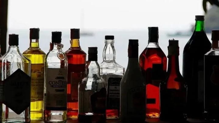 मद्यपान केल्यामुळे मुखात निर्माण होणाऱ्या लाळेचे प्रमाण कमी होते. परिणामी तुमच्या मुखात खराब झालेल्या पेशी नैसर्गिकरित्या दुरुस्त होण्यास विलंब होतो. कालांतराने तुम्हाला मुखाचा कर्करोग होण्याचे प्रमाण वाढते. त्यामुळेच मद्यपानामुळे मुखाचा कर्करोग होऊ शकतो, असे सांगितले जाते. 