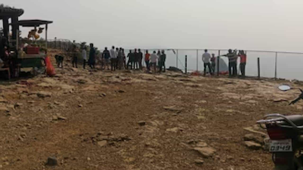 रात्रभर बायकोशी संपर्क नाही, पहाटे मेसेज आणि व्हिडीओ... त्यानंतर टायगर पॉइंटवरून थेट... पत्नीच्या वाढदिवशीच घडलं अघटित !