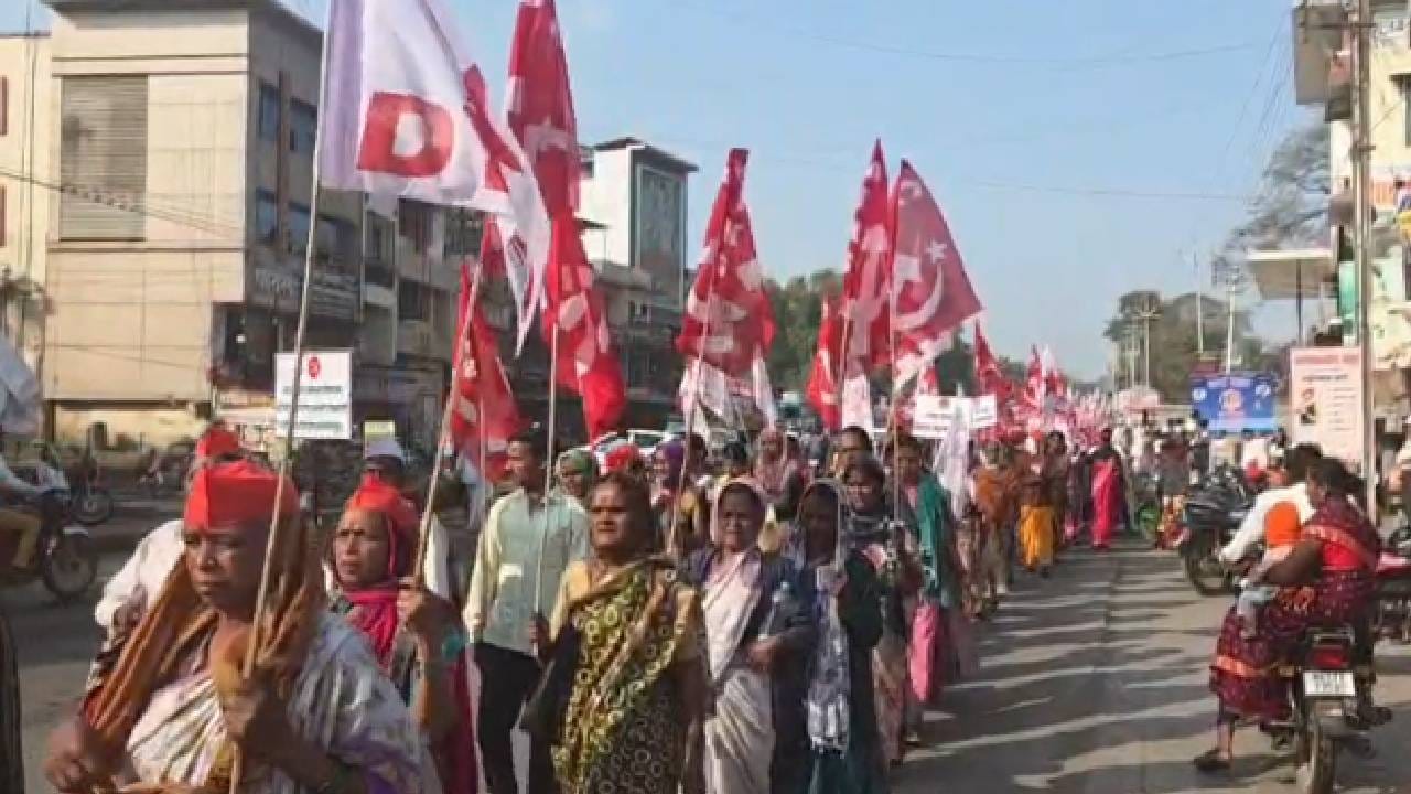 आज पुन्हा दुस-या दिवशी अकोलेतून हा मार्च संगमनेरकडे मार्गक्रमण करतोय. कालच राधाकृष्ण विखे पाटील यांनी आंदोलकांना चर्चेचे निमंत्रण पाठवले असून आंदोलकांच्या ज्या मागण्या आहेत त्या संदर्भात तोडगा काढण्यासाठी आज दुपारी चार वाजता मंत्रालयात बैठक आयोजित केली आहे.