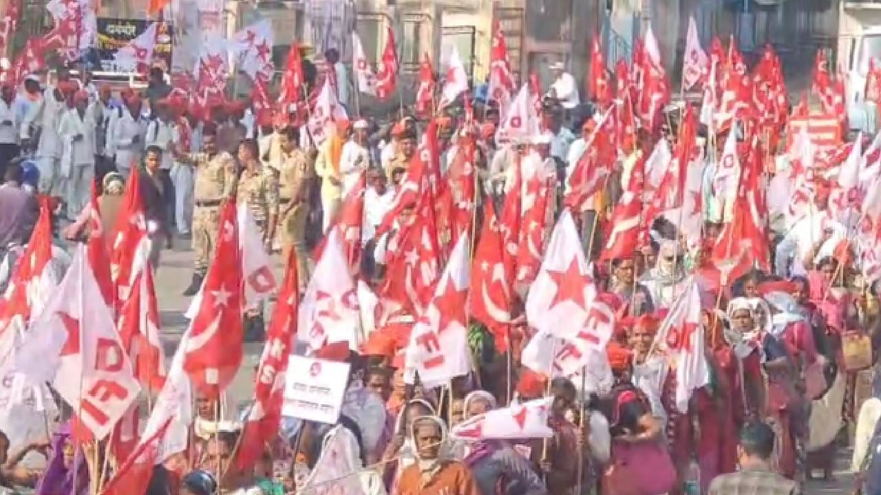 वनाधिकार कायद्याची न्याय अंमलबजावणी करा, फॉरेस्ट जमिनीवर बांधलेले घरे व तळ जमिनी राहणाऱ्यांच्या नावावर करा. गायरान जमिनी कसून आपल्या उदरनिर्वाह करणाऱ्या शेतकऱ्यांना जमिनीची मालकी द्या. आदिवासींचे महत्त्वाचे नगदी पीक असलेल्या बाळ हिरड्याची सरकारी खरेदी पुन्हा सुरू करा अशा काही आंदोलकांच्या मागण्या आहेत.