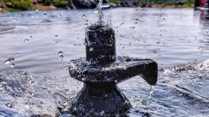 शिवलिंगाला जल अर्पण करून आल्यानंतर या पाच गोष्टी करु नये, होईल परिणाम