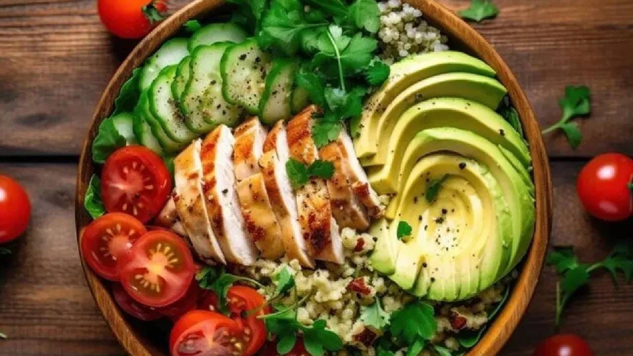 50 वर्षांपेक्षा अधिक वयाच्या महिलांनी दिवसाला 1,800 कॅलरी घ्यायला हव्या. कॅलोरी इनटेक कमी करा म्हणजे तुम्हाला वजन वाढण्याची समस्या राहणार नाही. 