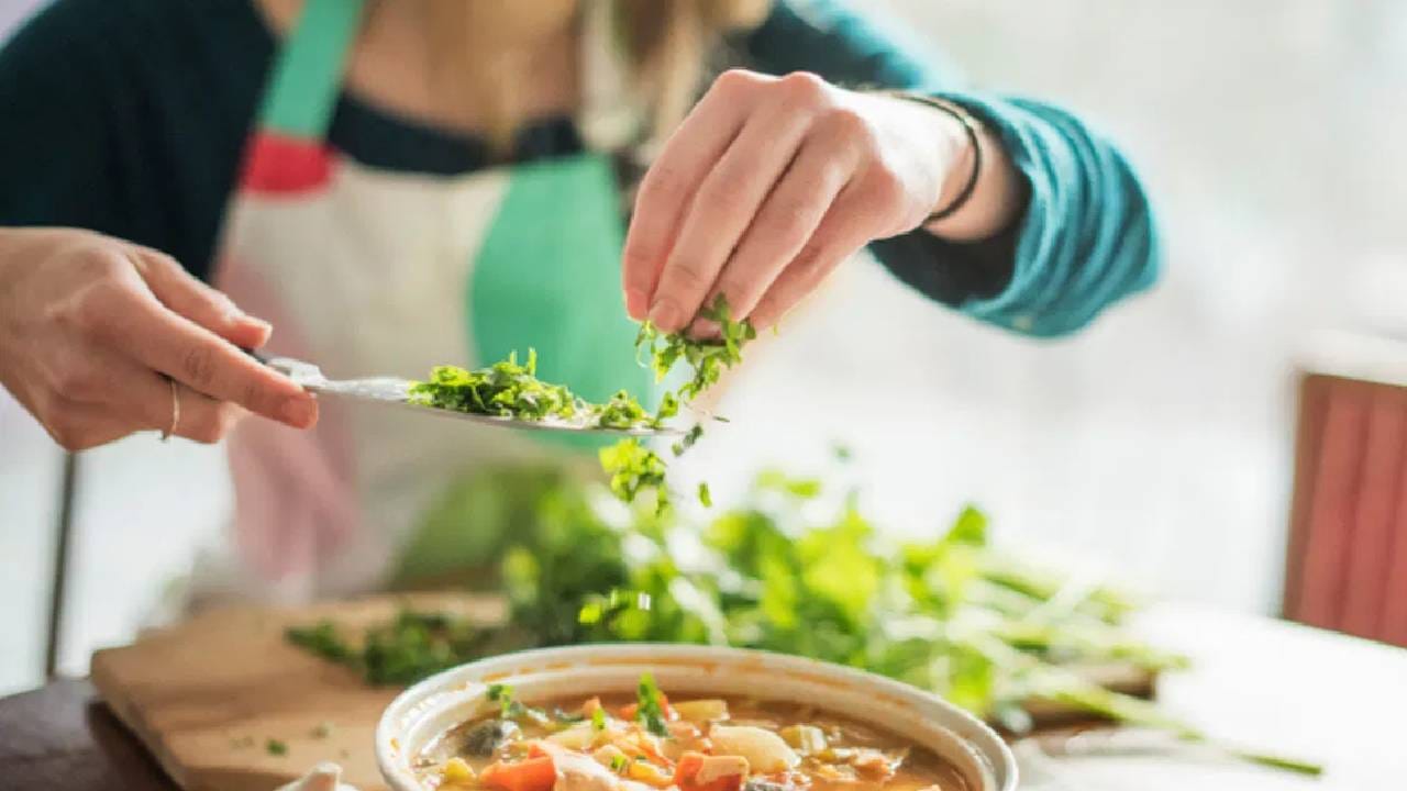 आजकाल वाढलेले वजन ही मोठी समस्या बनले आहे. प्रत्येकाला वजन कमी करायचे आहे. पण काहीही केले तरीही वजन कमी होत नसल्याचे अनेकांचे म्हणणे आहे. 