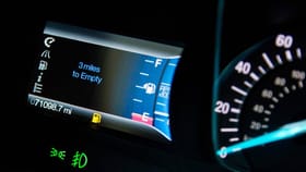 low fuel light चालू झाल्यानंतर कार किती दूर जाऊ शकते? जाणून घ्या.