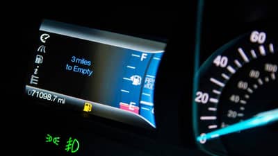 low fuel light चालू झाल्यानंतर कार किती दूर जाऊ शकते? जाणून घ्या