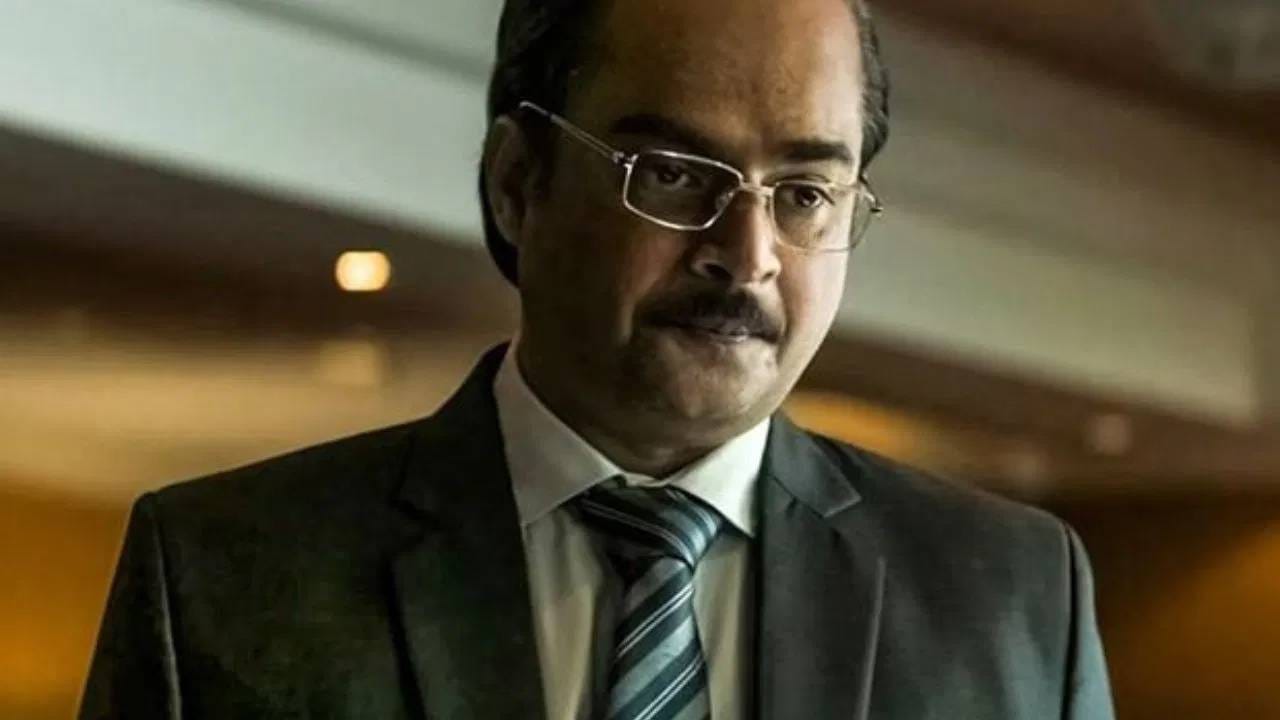 अलीकडेच माधवने  धुरंधर मधल्या 26/11 च्या मुंबईवरील हल्ल्याच्या त्या सीन बद्दल बोलला.  त्या एका इमोशनल सीनने संपूर्ण टीमवर कसा प्रभाव टाकला त्या बद्दल माधवन बोलला. या सीनच्या शूटिंग दरम्यान अक्षय खन्ना आणि अर्जुन रामपालच्या Reaction बद्दल बोलला.  