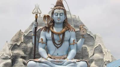 फाल्गुन महिन्यातील पहिल्या प्रदोष व्रताच्या दिवशी महादेवाला काय अर्पण करावे?