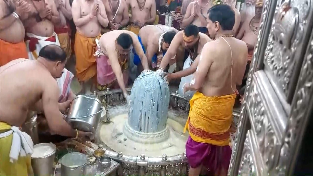 आज महाशिवरात्रीच्या पवित्र दिवसाच्या निमित्ताने संपूर्ण महाराष्ट्र शिवभक्तीत तल्लीन झाला आहे. 'बम बम भोले' आणि 'ॐ नमः शिवाय'च्या जयघोषाने राज्यातील बारा ज्योतिर्लिंगांसह सर्व लहान-मोठी शिवमंदिरे दुमदुमून गेली आहेत.