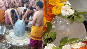 महाराष्ट्रातील दुर्मिळ स्फटिक शिवलिंग पाहण्यासाठी भक्तांची गर्दी, पाहा.