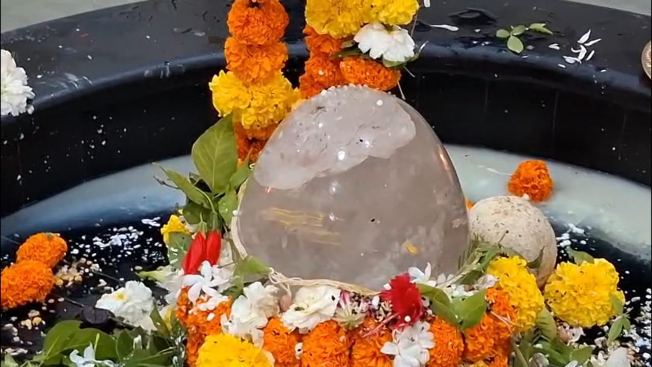 रात्री १२ वाजेपर्यंत मंदिर दर्शनासाठी उघडे राहणार आहे. पुण्यात मुठा नदीकाठच्या ओंकारेश्वर मंदिरात शंखनाद आणि फुलांच्या सजावटीने भाविकांचे स्वागत करण्यात आले.
