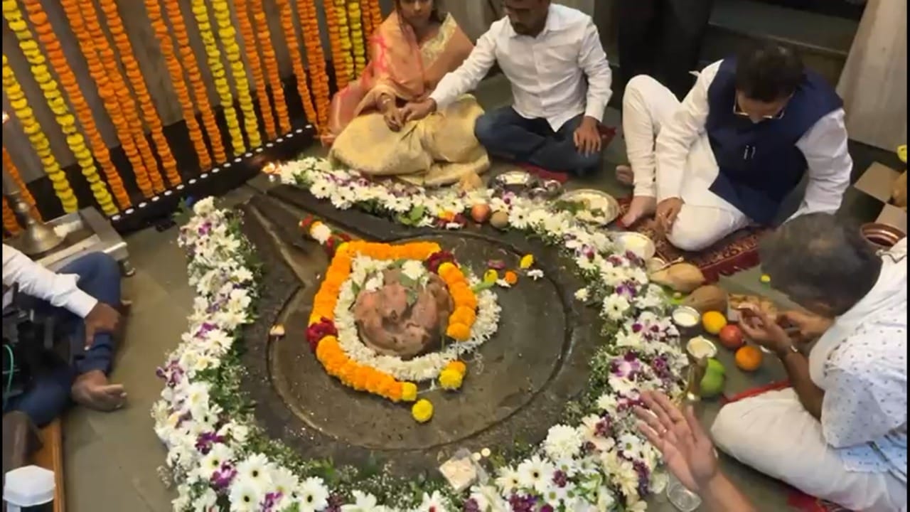 बीडच्या श्रीक्षेत्र चाकरवाडी येथे पहाटे ४ वाजेपासून भाविकांच्या रांगा लागल्या आहेत. तसेच १२ व्या शतकातील प्राचीन कनकालेश्वर मंदिरात आकर्षक रोषणाई करण्यात आली आहे. जळगावात ३०० वर्षांची परंपरा असलेल्या ओंकारेश्वर मंदिरात पहाटेपासून विधीवत पूजा करण्यात आली.