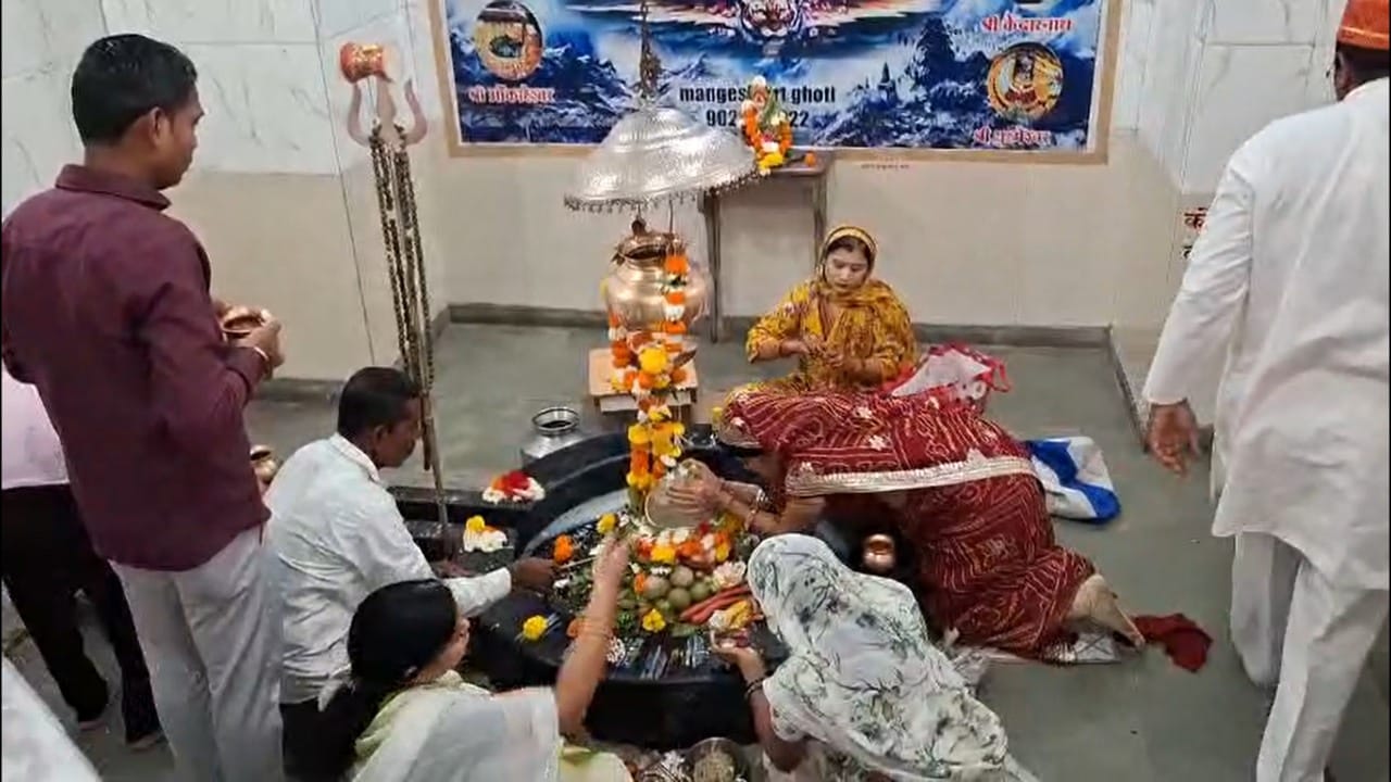 नाशिकच्या त्र्यंबक नगरीत भाविकांचा महासागर लोटला असून संपूर्ण मंदिरावर आकर्षक विद्युत रोषणाई करण्यात आली आहे. तसेच भीमाशंकर येथे विकास आराखड्याचे काम सुरू असल्याने मंदिर भाविकांसाठी बंद असले, तरी परंपरेनुसार शासकीय महापूजा पार पडली. यामुळे भाविकांनी पिंपरी-चिंचवडमधील स्थानिक पेशवेकालीन मंदिरांकडे धाव घेतली आहे.