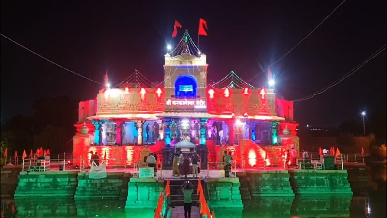 संपूर्ण भारतात मोजक्याच ठिकाणी असलेली स्फटिक शिवपिंडी येथे आहे. महाशिवरात्रीनिमित्त या स्फटिक शिवलिंगाला पहाटे आकर्षक सजावट करून आरती करण्यात आली. हे विलोभनीय रूप पाहण्यासाठी महाराष्ट्राच्या कानाकोपऱ्यातून भक्त येत असून, देवस्थानतर्फे ३०० किलो साबुदाणा खिचडीचा प्रसाद वाटण्यात येत आहे.